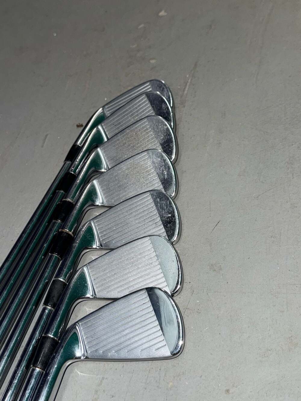 Titleist AP2 710 Forged Iron Set 4-PW Dynamic Gold S300 Stiff Steel - Picture 5 of 13